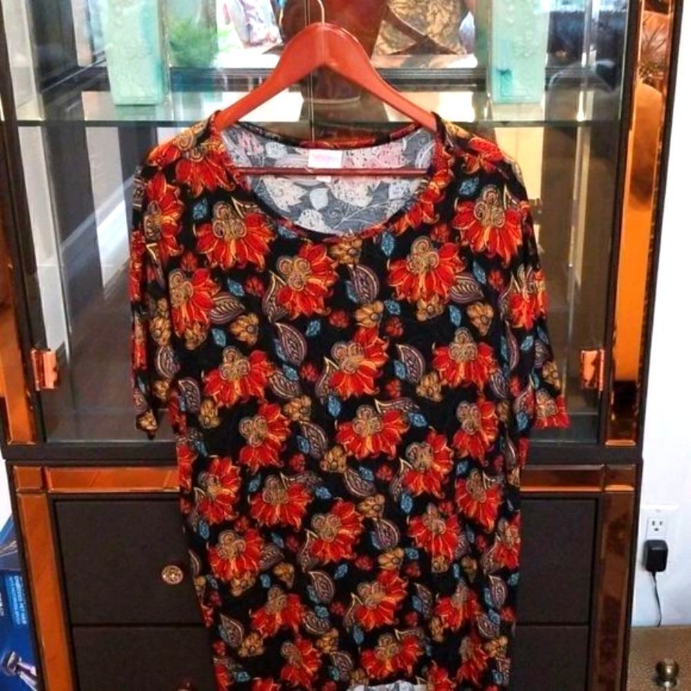 DARLING LULAROE XS TOP!!! NEW WITHOUT TAGS!!!